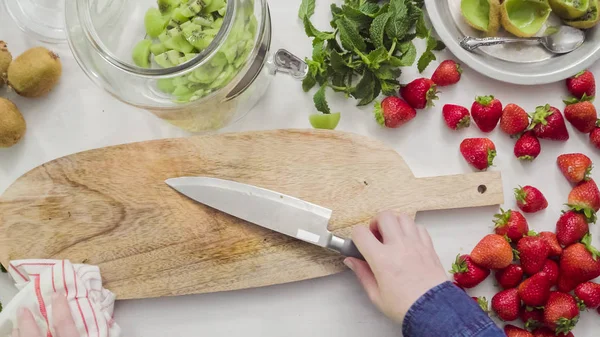 Adım adım. Fressh organik meyve infüzyon su için dilimleme.