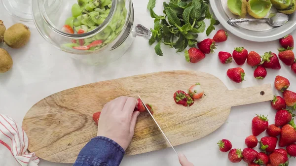 Adım adım. Fressh organik meyve infüzyon su için dilimleme.