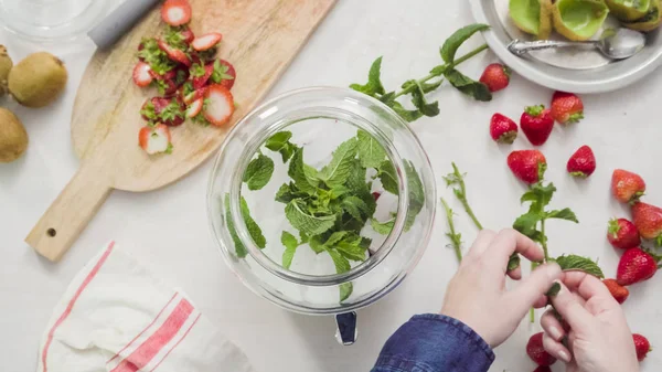 Adım adım. Cam içecek içecek dağıtıcısı organik infüzyon su hazırlama.