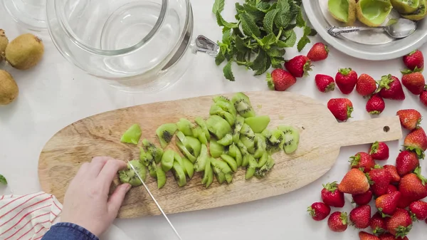 Adım adım. Fressh organik meyve infüzyon su için dilimleme.