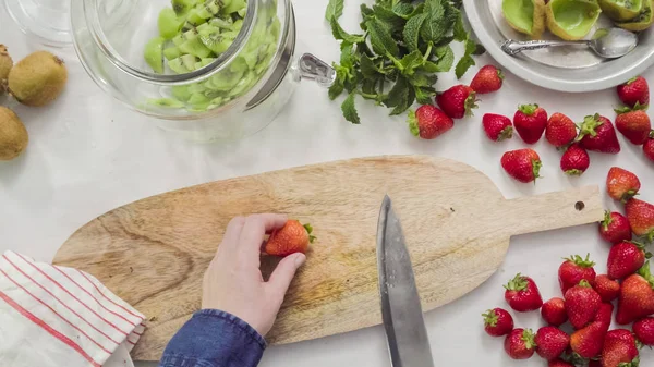 Adım adım. Fressh organik meyve infüzyon su için dilimleme.