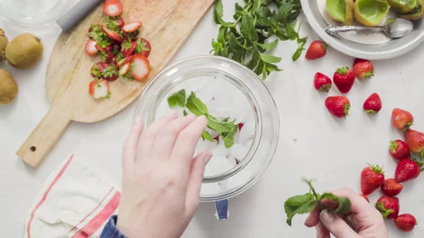 Adım adım. Cam içecek içecek dağıtıcısı organik infüzyon su hazırlama.