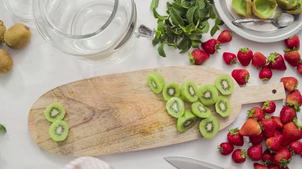 Adım adım. Fressh organik meyve infüzyon su için dilimleme.