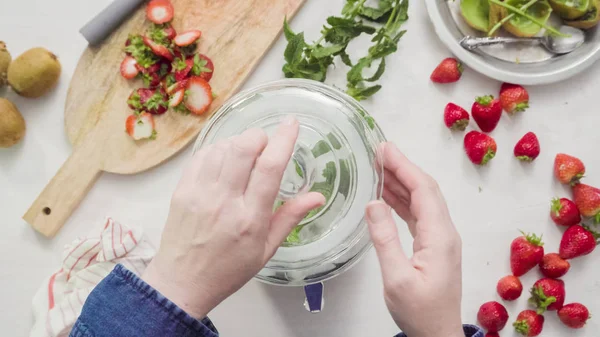 Adım adım. Cam içecek içecek dağıtıcısı organik infüzyon su hazırlama.