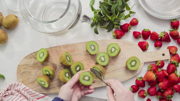 Steg För Steg Skivning Fressh Ekologiska Frukter För Infunderas Vatten — Stockfoto