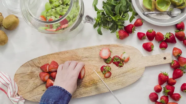 Adım adım. Fressh organik meyve infüzyon su için dilimleme.