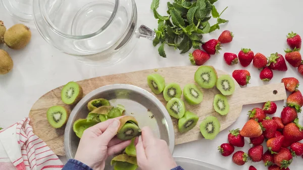 Adım adım. Fressh organik meyve infüzyon su için dilimleme.