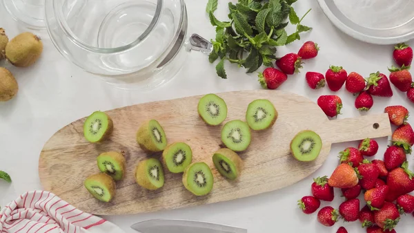 Adım adım. Fressh organik meyve infüzyon su için dilimleme.