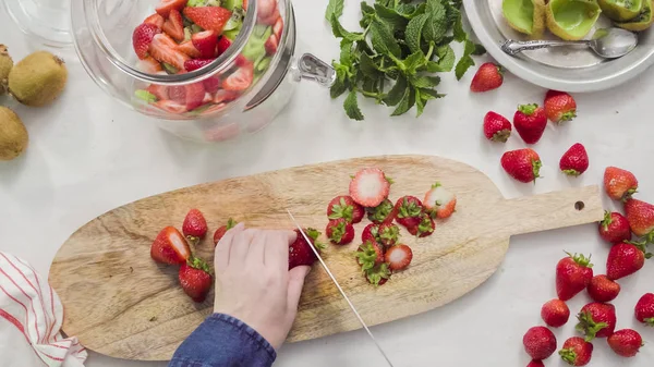 Adım adım. Fressh organik meyve infüzyon su için dilimleme.