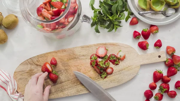 Adım adım. Fressh organik meyve infüzyon su için dilimleme.