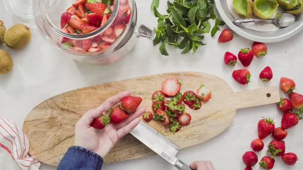 Adım adım. Fressh organik meyve infüzyon su için dilimleme.