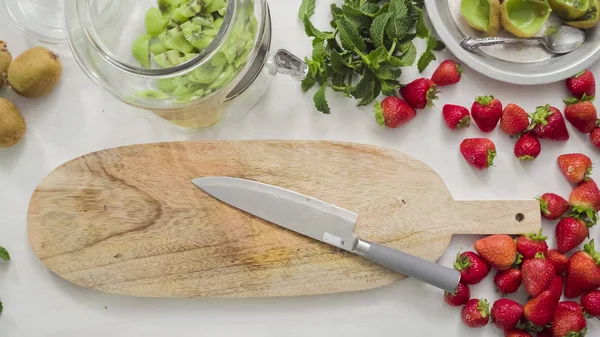 Adım adım. Fressh organik meyve infüzyon su için dilimleme.