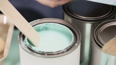 Ev Boyama proje başlatmak için sağlar. Metal boya... kutularını, Boya fırçaları ve boya renk örnekleri