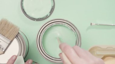 Ev Boyama proje başlatmak için sağlar. Metal boya... kutularını, Boya fırçaları ve boya renk örnekleri