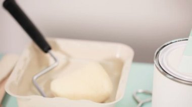 Ev Boyama proje başlatmak için sağlar. Metal boya... kutularını, Boya fırçaları ve boya renk örnekleri