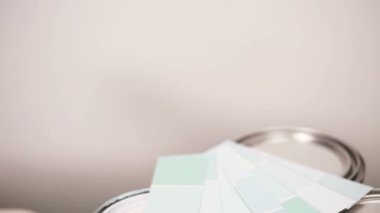 Ev Boyama proje başlatmak için sağlar. Metal boya... kutularını, Boya fırçaları ve boya renk örnekleri