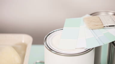 Ev Boyama proje başlatmak için sağlar. Metal boya... kutularını, Boya fırçaları ve boya renk örnekleri