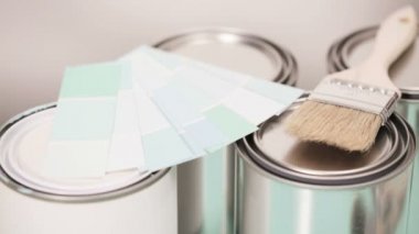 Ev Boyama proje başlatmak için sağlar. Metal boya... kutularını, Boya fırçaları ve boya renk örnekleri