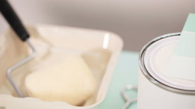 Ev Boyama proje başlatmak için sağlar. Metal boya... kutularını, Boya fırçaları ve boya renk örnekleri