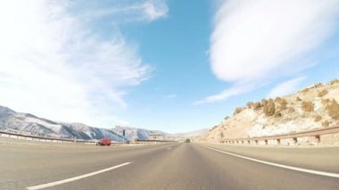 POV bakış açısı - kışın dağ arazi ile sürüş.