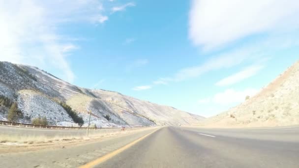 Pov Άποψη Οδηγώντας Μέσα Από Ορεινό Ανάγλυφο Του Εδάφους Χειμώνα — Αρχείο Βίντεο