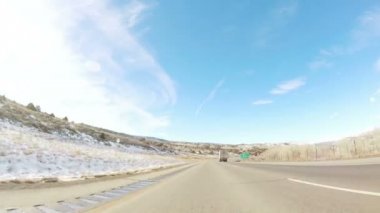 POV bakış açısı - kışın dağ arazi ile sürüş.