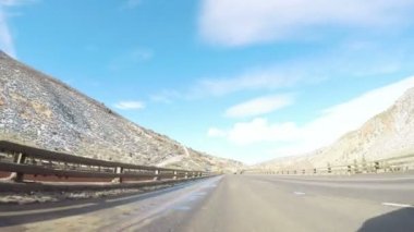 POV bakış açısı - kışın dağ arazi ile sürüş.