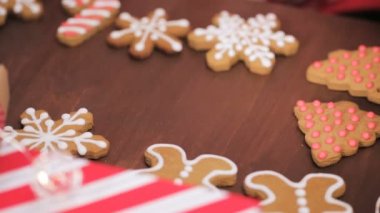 Geleneksel ev yapımı gingerbread çerezleri yiyecek hediye olarak ambalaj