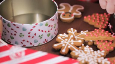 Geleneksel ev yapımı gingerbread çerezleri yiyecek hediye olarak ambalaj