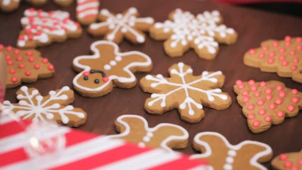 Geleneksel Yapımı Gingerbread Çerezleri Yiyecek Hediye Olarak Ambalaj — Stok video