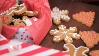 Geleneksel ev yapımı gingerbread çerezleri yiyecek hediye olarak ambalaj
