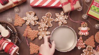 Geleneksel ev yapımı gingerbread çerezleri yiyecek hediye olarak ambalaj