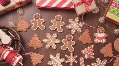 Geleneksel ev yapımı gingerbread çerezleri yiyecek hediye olarak ambalaj
