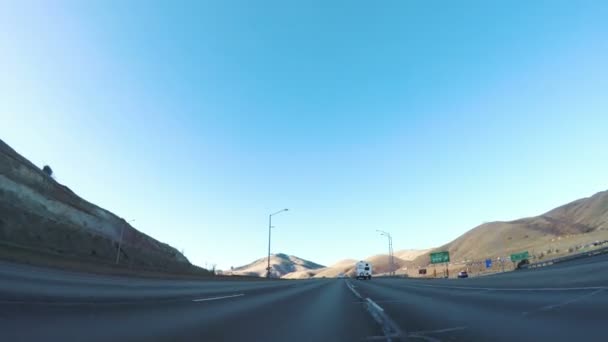科罗拉多州 2018年3月18日 驾驶在州际公路 I70 在山上 — 图库视频影像