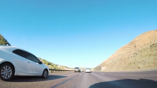 科罗拉多州 2018年3月18日 驾驶在州际公路 I70 在山上 — 图库视频影像