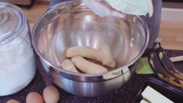 一歩一歩 自家製バナナ パンを焼く女性 — ストック動画