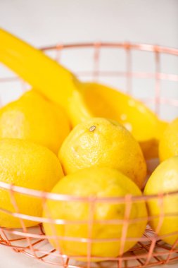 Tel sepet içinde organik limon.