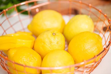 Tel sepet içinde organik limon.