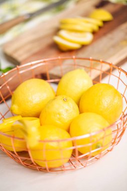 Tel sepet içinde organik limon.