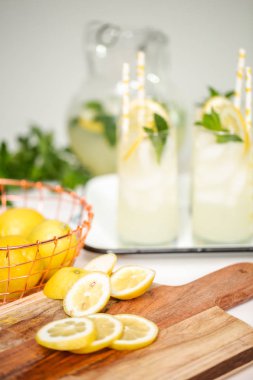 Ahşap kesme tahtası üzerinde organik limon dilimli.