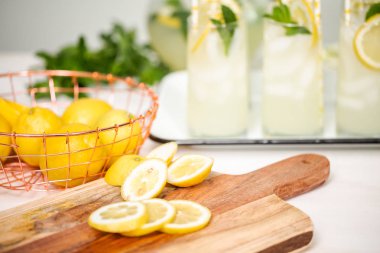 Ahşap kesme tahtası üzerinde organik limon dilimli.