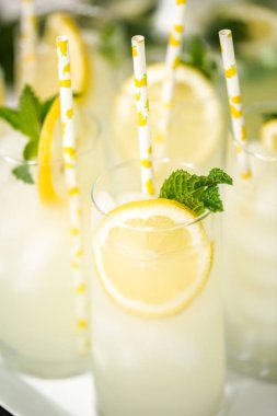 Taze limon ve nane ile kağıt saman cam bir dilim ile geleneksel limonata.