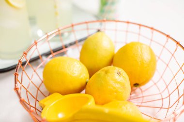 Tel sepet içinde organik limon.