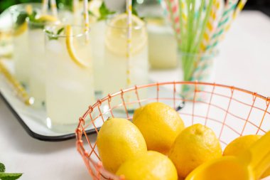 Tel sepet içinde organik limon.