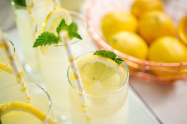 Taze limon ve nane ile kağıt saman cam bir dilim ile geleneksel limonata.