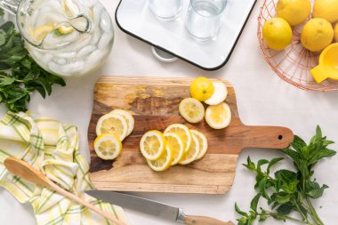 Ahşap kesme tahtası üzerinde organik limon dilimli.