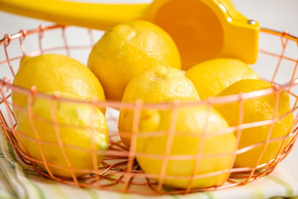 Tel sepet içinde organik limon.