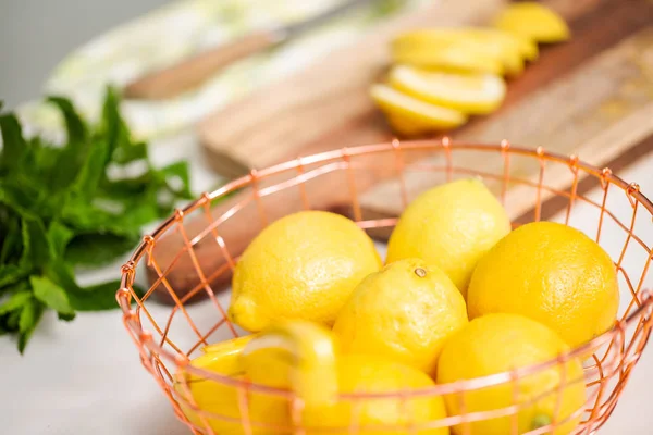 Органические Лимоны Корзине — стоковое фото