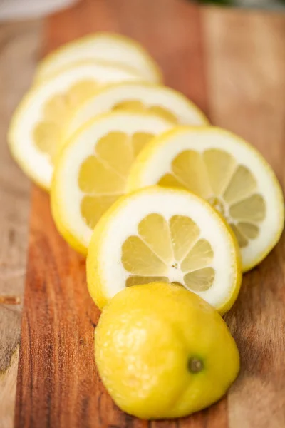 Нарезанный Органический Лимон Деревянной Доске — стоковое фото