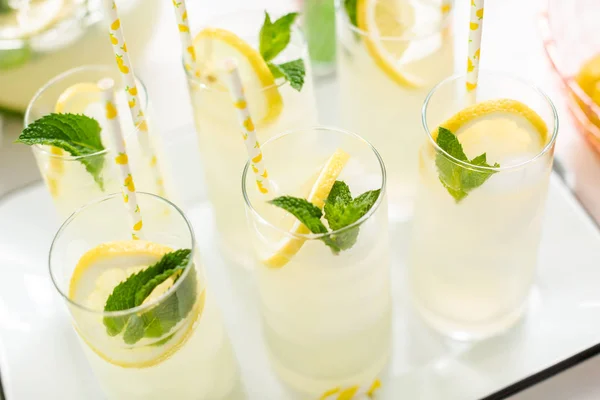 Traditionelle Limonade Mit Einer Scheibe Frischer Zitrone Und Minze Mit — Stockfoto